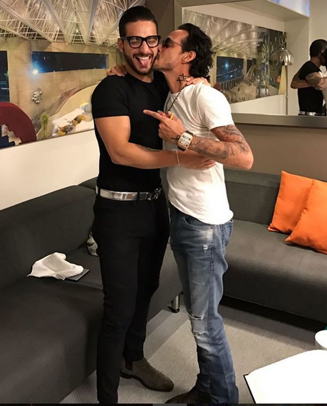 Polémica por el beso amoroso de Maluma y Marc Anthony en una foto en Instagram