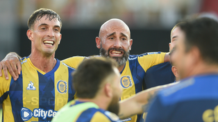 Juan Cruz Komar y Carlos Quintana celebran el 2 a 1 frente a Newell’s. Formarán la dupla central contra Sarmiento.