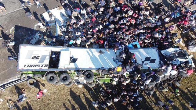 Volcó un camión en Panamericana y los vecinos se llevaron todo