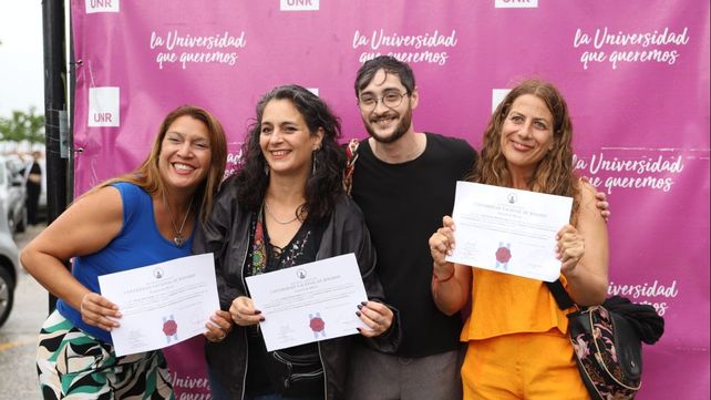 Los nuevos graduados de la Escuela de Oficios de la UNR recibieron sus diplomas.