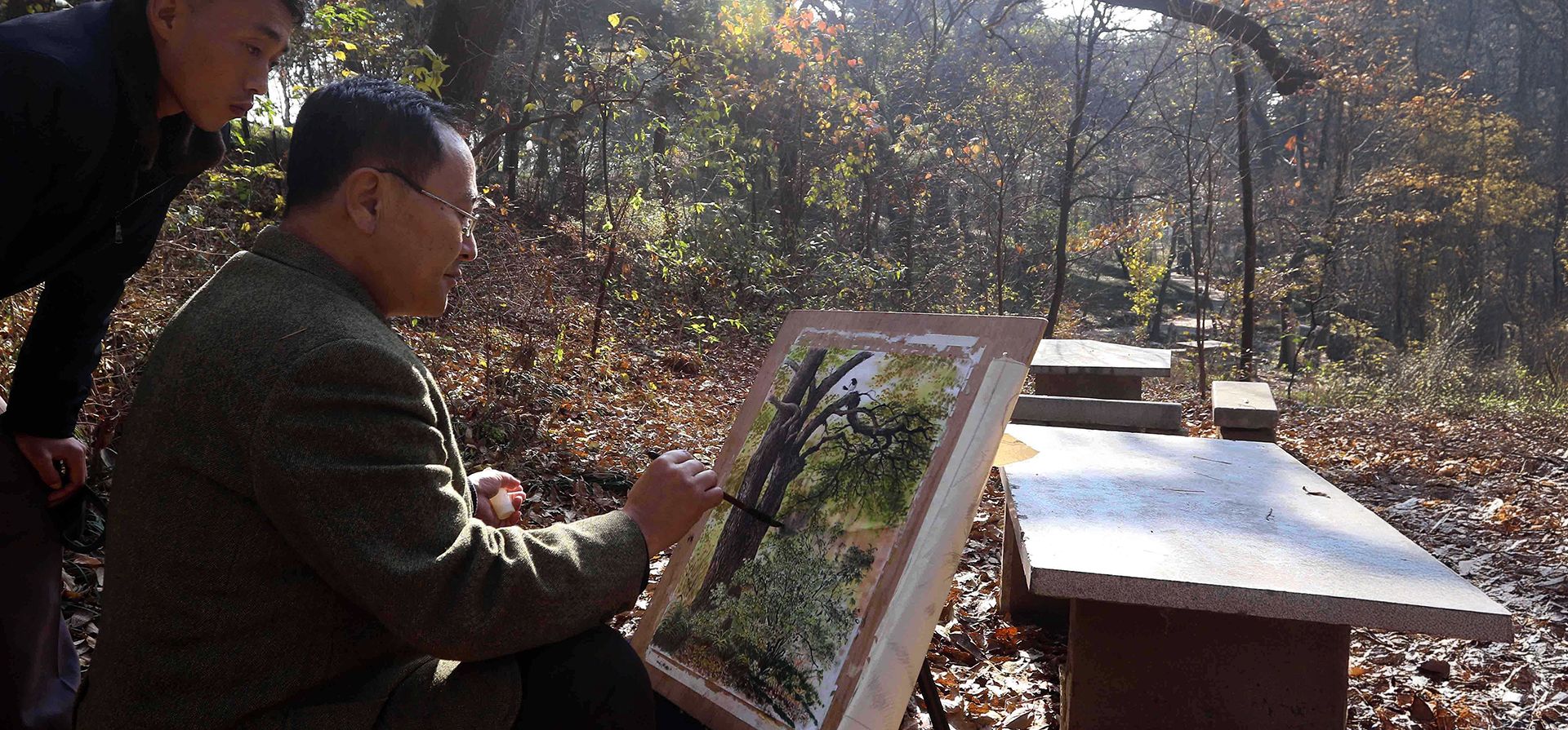 Un hombre dibuja un paisaje otoñal en la colina Moran de Pyongyang, Corea del Norte, el jueves 13 de noviembre de 2025. (Foto AP/Cha Song Ho) Un hombre dibuja un paisaje otoñal en la colina Moran de Pyongyang, Corea del Norte, el jueves 13 de noviembre de 2025. (Foto AP/Cha Song Ho)
