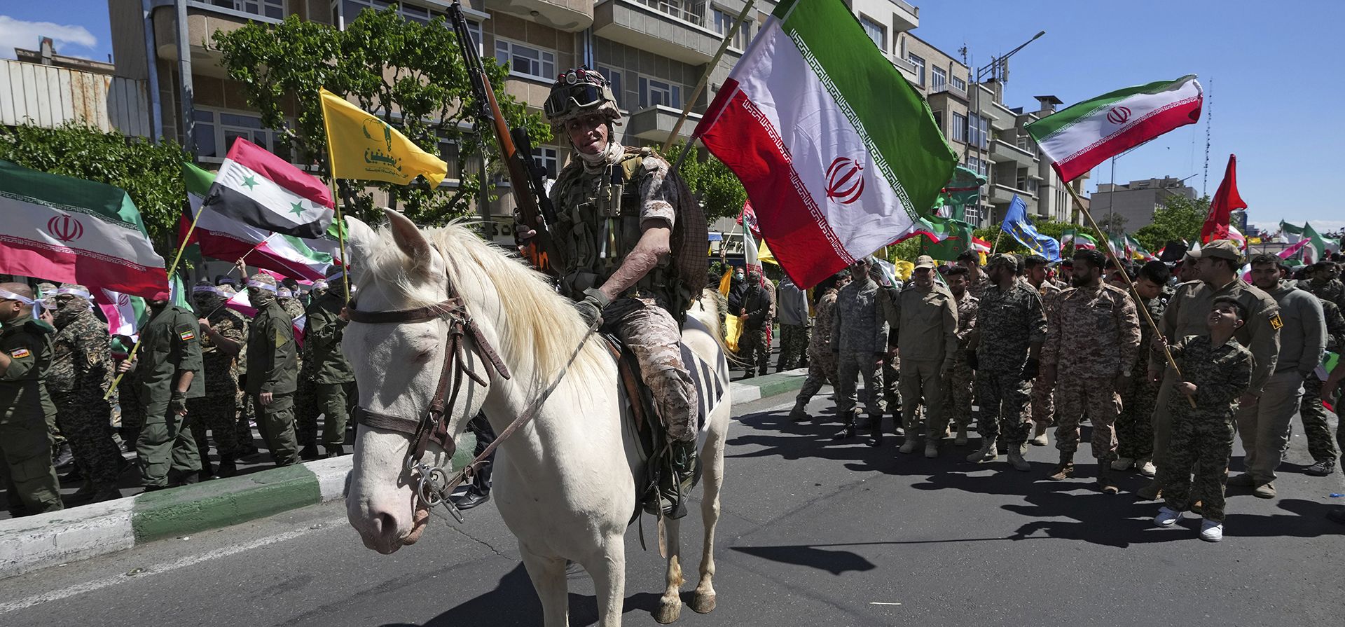 Un miembro de la fuerza paramilitar iraní Basij monta a caballo mientras asiste a una manifestación para conmemorar el Día de Jerusalén, una muestra anual de apoyo a los palestinos, en Teherán, Irán, el viernes 14 de abril de 2023. (Foto AP/Vahid Salemi)