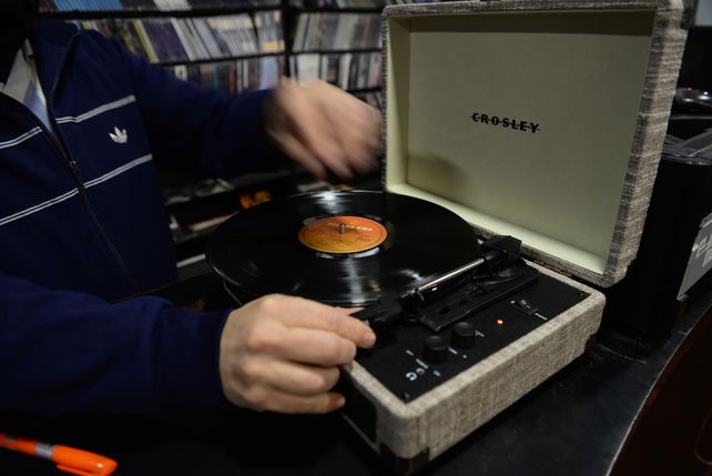 A contramano de la virtualidad, crece la venta de vinilos y tocadiscos