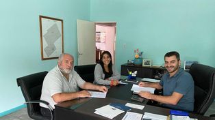 Plan integral. El jefe comunal Damián Matteucci, junto a Carla Aranci y José Caminos.