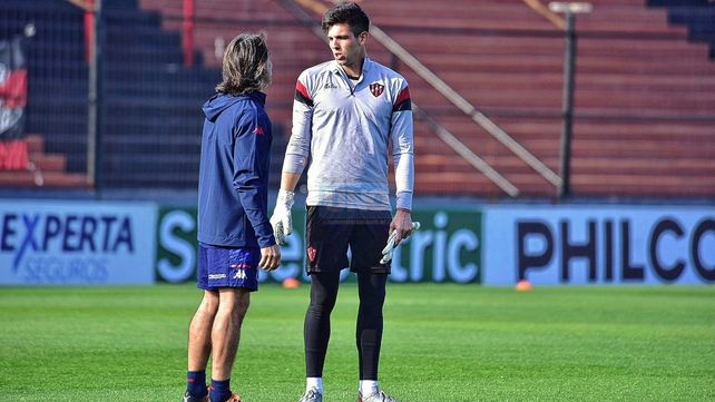 Altamirano dialoga con el DT de Tigre Diego Martínez antes del partido.