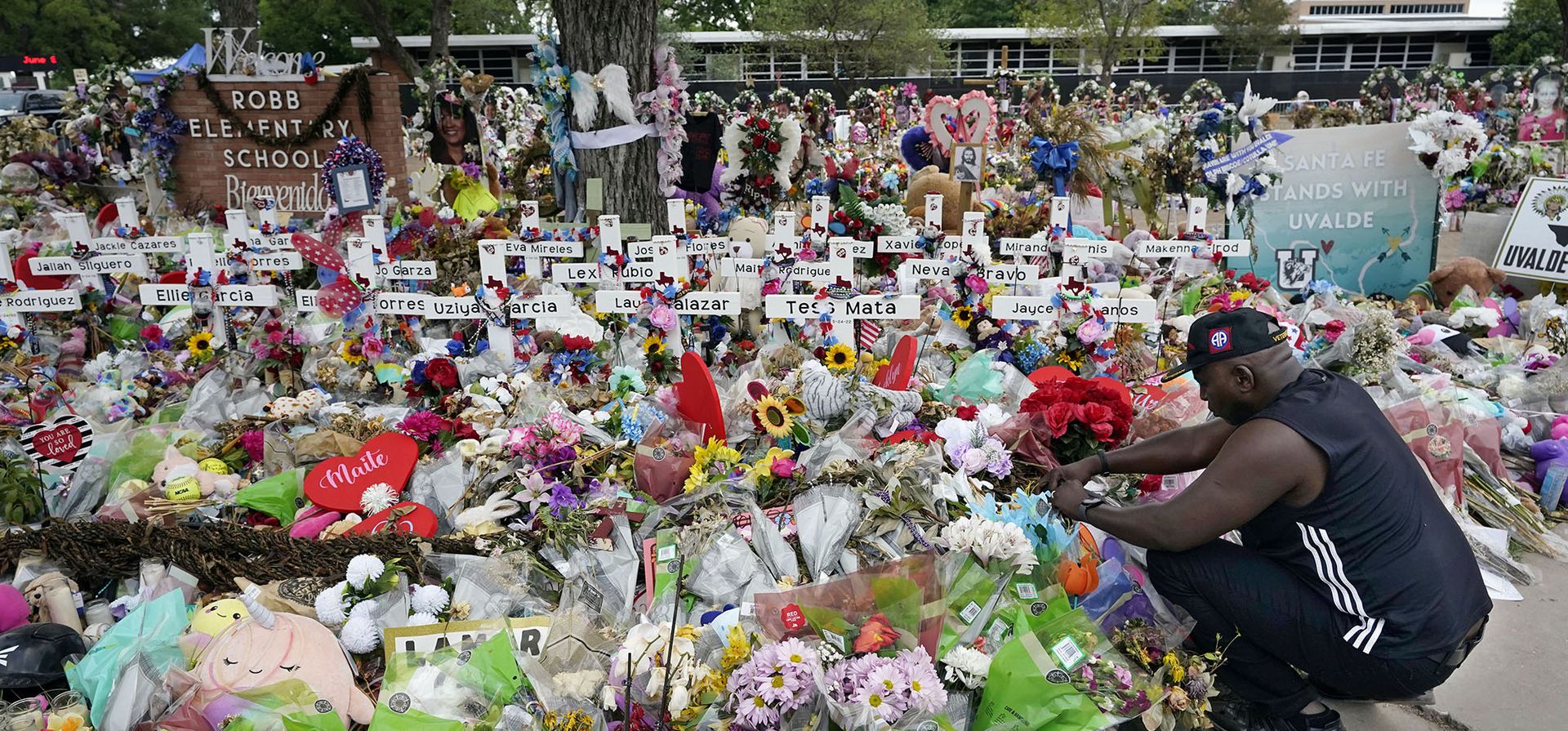 Reggie Daniels visita un monumento en la Escuela Primaria Robb, en Uvalde, Texas, creado para honrar a las víctimas que murieron en el reciente tiroteo en la escuela. Dos maestros y 19 estudiantes murieron en el tiroteo masivo.