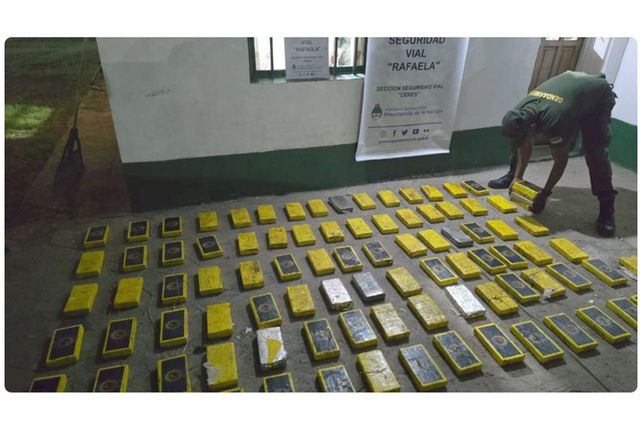 La carga de drogas incautada en Ceres estaba acondicionada en cien panes de cocaína ocultos en la camioneta adquirida por la imputada
