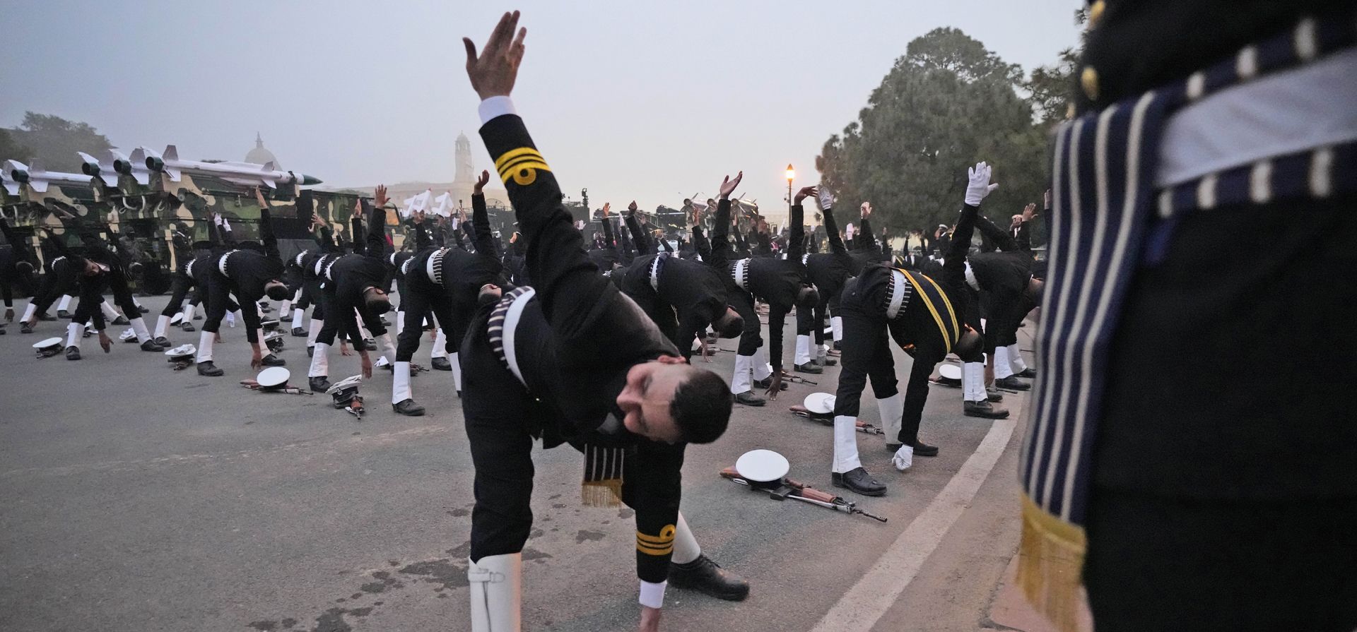 Soldados de la guardia costera india hacen ejercicio durante los ensayos para el próximo desfile del Día de la República en Nueva Delhi, India, el lunes 17 de enero de 2022. India celebra el Día de la República el 26 de enero, destacado por una marcha de diferentes ramas del ejército también como una exhibición de armas y misiles.