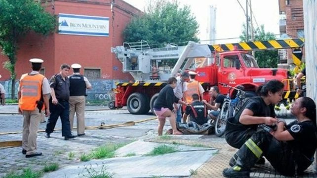 Espeluznante. Una pared de diez metros de alto mató a ocho bomberos y dos agentes de Defensa Civil.