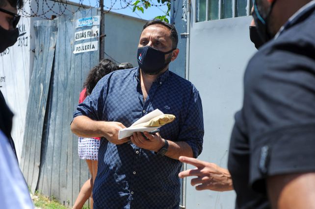 El fiscal Adrián Spelta en el frente de la casa donde mataron a Rafael Venialgo Acosta.