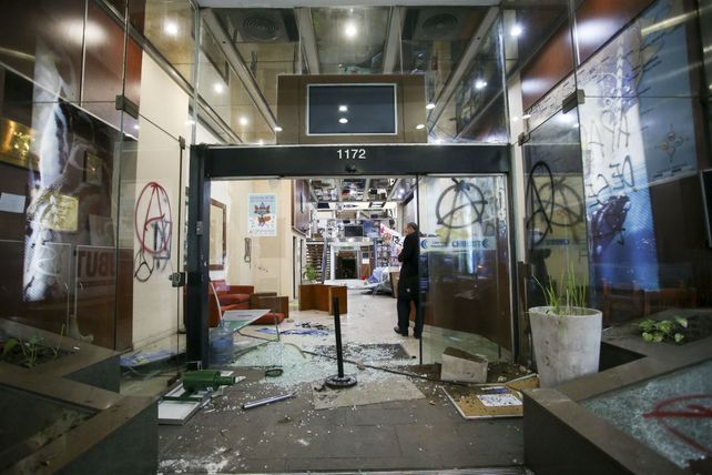 Un grupo reclamó la liberación de Facundo Jones Huala y destrozó la Casa de Chubut en Buenos Aires.