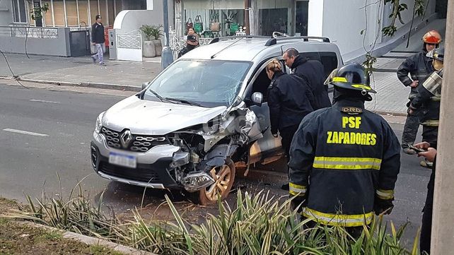 Así quedó el vehículo tras protagonizar el siniestro. El conductor y su acompañante debieron ser ayudados a salir de la camioneta