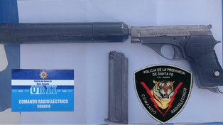 La pistola Bersa y el cilindro que actuaría como silenciador.&nbsp;