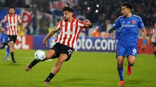 Luciano Giménez y un rival de Universidad de Chile, en el partido que terminó 3 a 0 a favor del próximo rival de Central.