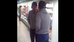 Borracho discute acaloradamente en el supermercado, aunque contra su propio reflejo