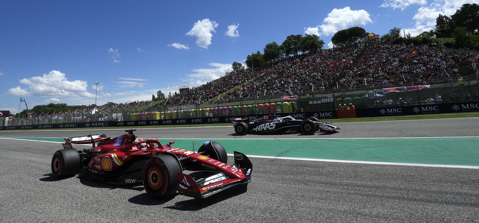 El piloto de Ferrari Charles Leclerc de Mónaco, izquierda, y el piloto de Haas Nico Hulkenberg de Alemania conducen autos durante la primera práctica libre en el circuito Dino y Enzo Ferrari, en Imola, Italia, el viernes 17 de mayo de 2024. El Gran Premio de Fórmula Uno de Emilia Romagna de Italia El premio se celebrará el domingo. (Foto AP/Luca Bruno) El piloto de Ferrari Charles Leclerc de Mónaco, izquierda, y el piloto de Haas Nico Hulkenberg de Alemania conducen autos durante la primera práctica libre en el circuito Dino y Enzo Ferrari, en Imola, Italia, el viernes 17 de mayo de 2024. El Gran Premio de Fórmula Uno de Emilia Romagna de Italia El premio se celebrará el domingo. (Foto AP/Luca Bruno)