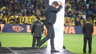 No pudo ser. Cocca se saca la medalla del segundo puesto y camina cabizbajo tras la premiación. El DT canalla no logró el objetivo.
