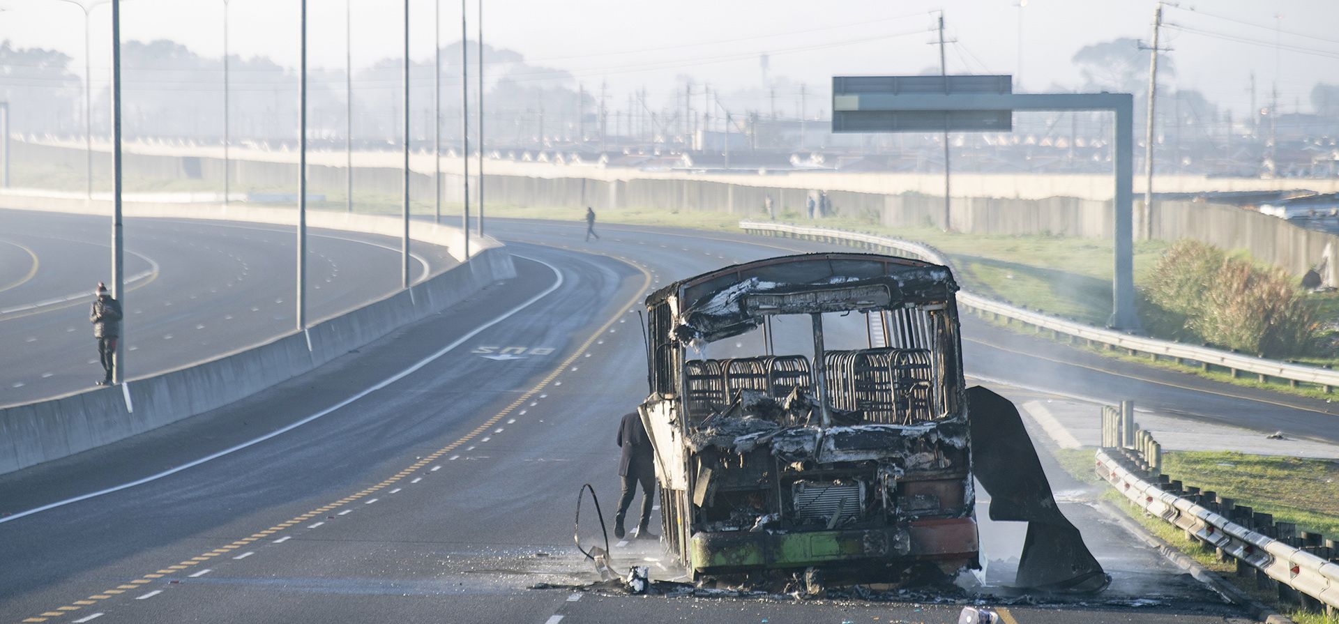 Un autobús incendiado en una autopista en las afueras de Ciudad del Cabo, Sudáfrica, el martes 7 de agosto de 2023. Dos personas fueron baleadas fatalmente en el quinto día de violentas protestas provocadas por una disputa la semana pasada entre conductores de minibuses y taxistas. (Foto AP) Un autobús incendiado en una autopista en las afueras de Ciudad del Cabo, Sudáfrica, el martes 7 de agosto de 2023. Dos personas fueron baleadas fatalmente en el quinto día de violentas protestas provocadas por una disputa la semana pasada entre conductores de minibuses y taxistas. (Foto AP)