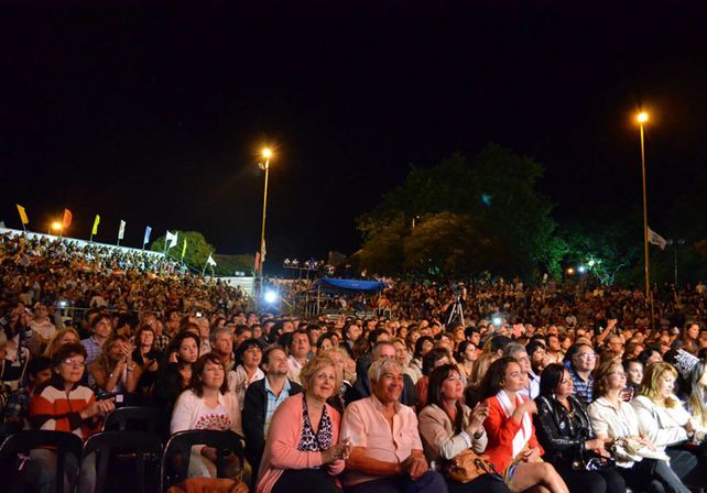A la vera del lago. Miles de personas se reúnen para disfrutar de distintos