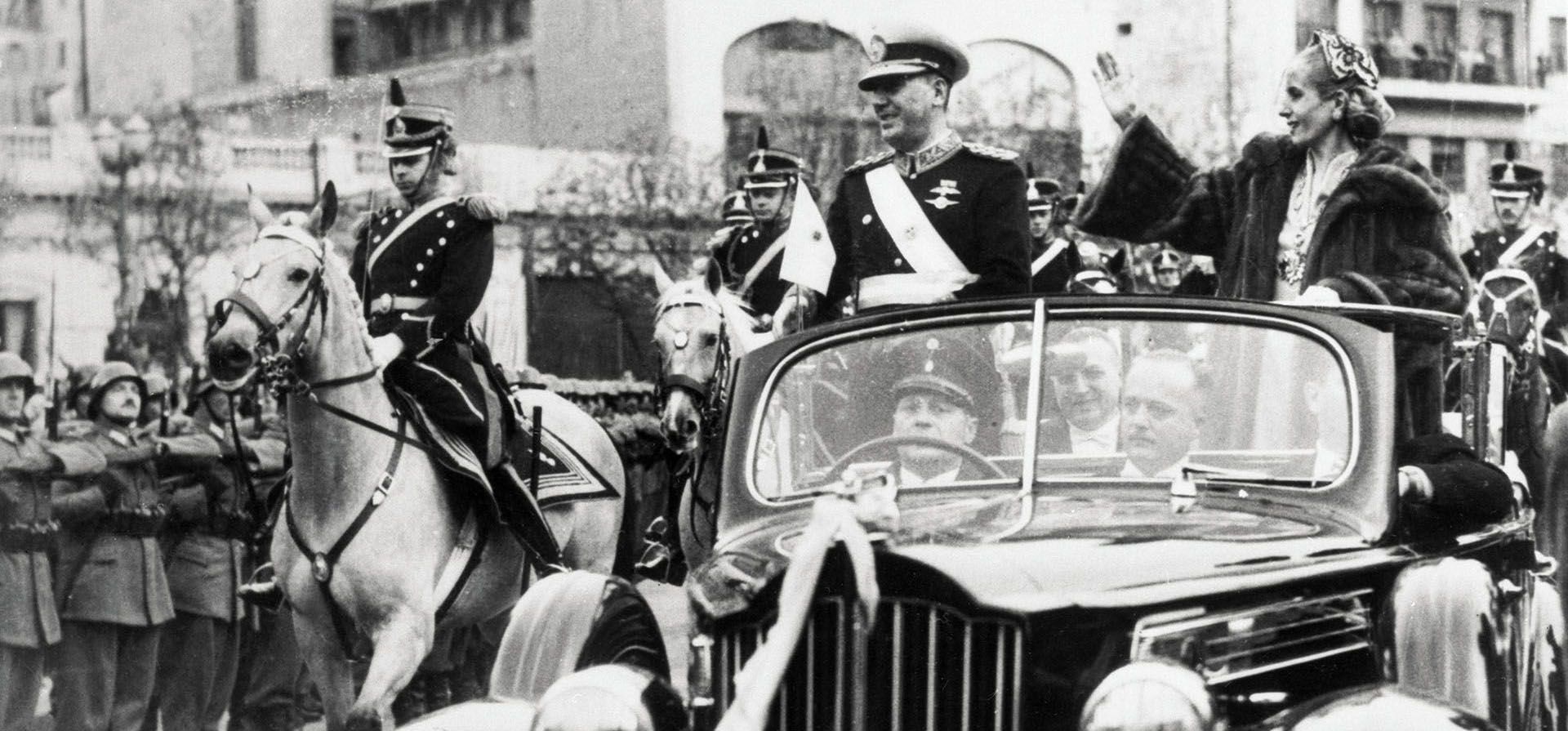 4 de junio de 1952. Juan Domingo Perón asume su segunda presidencia y Evita, demacrada y enferma, quiso acompañarlo. Para poder mantenerse en pie en el automóvil abierto que recorrió Avenida de Mayo mandó a hacer un arnés. Esta sería la última aparición pública de Eva Perón antes de su muerte un mes después.