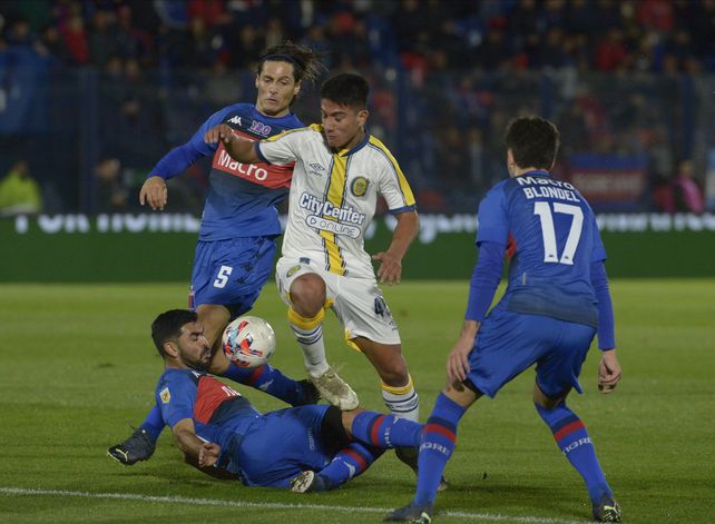 Kevin Ortiz busca pasar entre tres jugadores de Tigre. Tevez lo hizo debutó de titular.