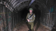 Daniel Hagari, jefe de voceros de Israel, en la boca de un túnel de Hamás.&nbsp;