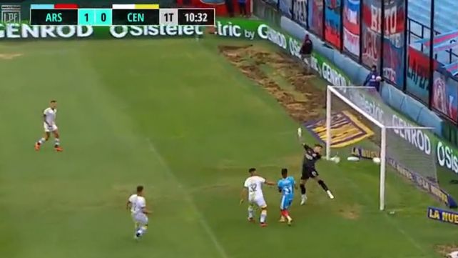 Lomónaco ya cabeceó al gol entre Almada y Servio.