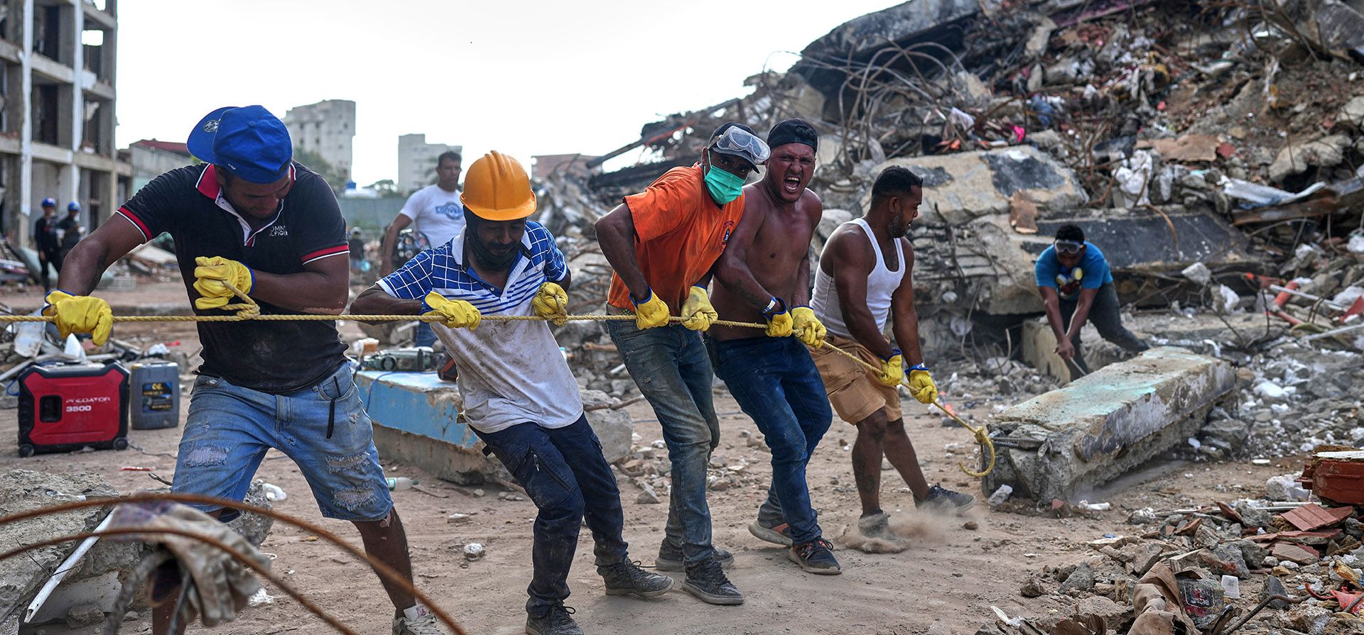 Voluntarios tiran de una cuerda para retirar escombros de un edificio derrumbado por terremotos en La Guaira, Venezuela, el domingo 12 de julio de 2026. (Foto AP/Ariana Cubillos) Voluntarios tiran de una cuerda para retirar escombros de un edificio derrumbado por terremotos en La Guaira, Venezuela, el domingo 12 de julio de 2026. (Foto AP/Ariana Cubillos)