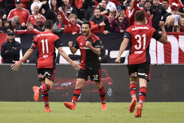 Scocco grita el primer gol con alma y vida. Maxi y Quignón se suman al festejo.&nbsp;