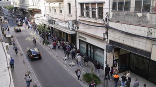 Alta demanda social. La hilera de personas que buscaban inscribirse este lunes arrancaba en la puerta de Anses y llegaba casi hasta Sarmiento y Santa Fe.