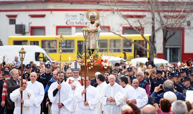 La procesión de San Cayetano congregaba a cientos de fieles.