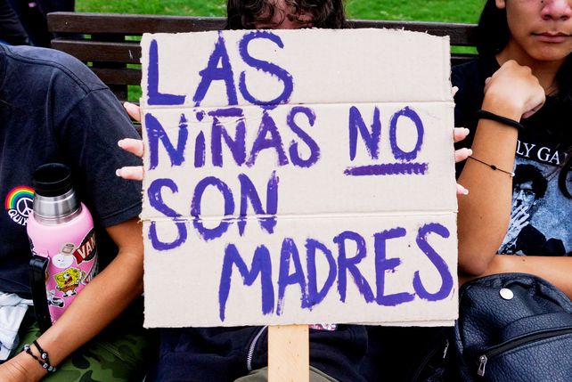 Un cartel con la consigna: Las niñas no son madres es sostenido por una nena en la marcha del 8M. Foto: Celina Mutti Lovera