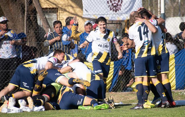 Montaña humana. Los jugadores de Belgrano festejan de cara a su hinchada.
