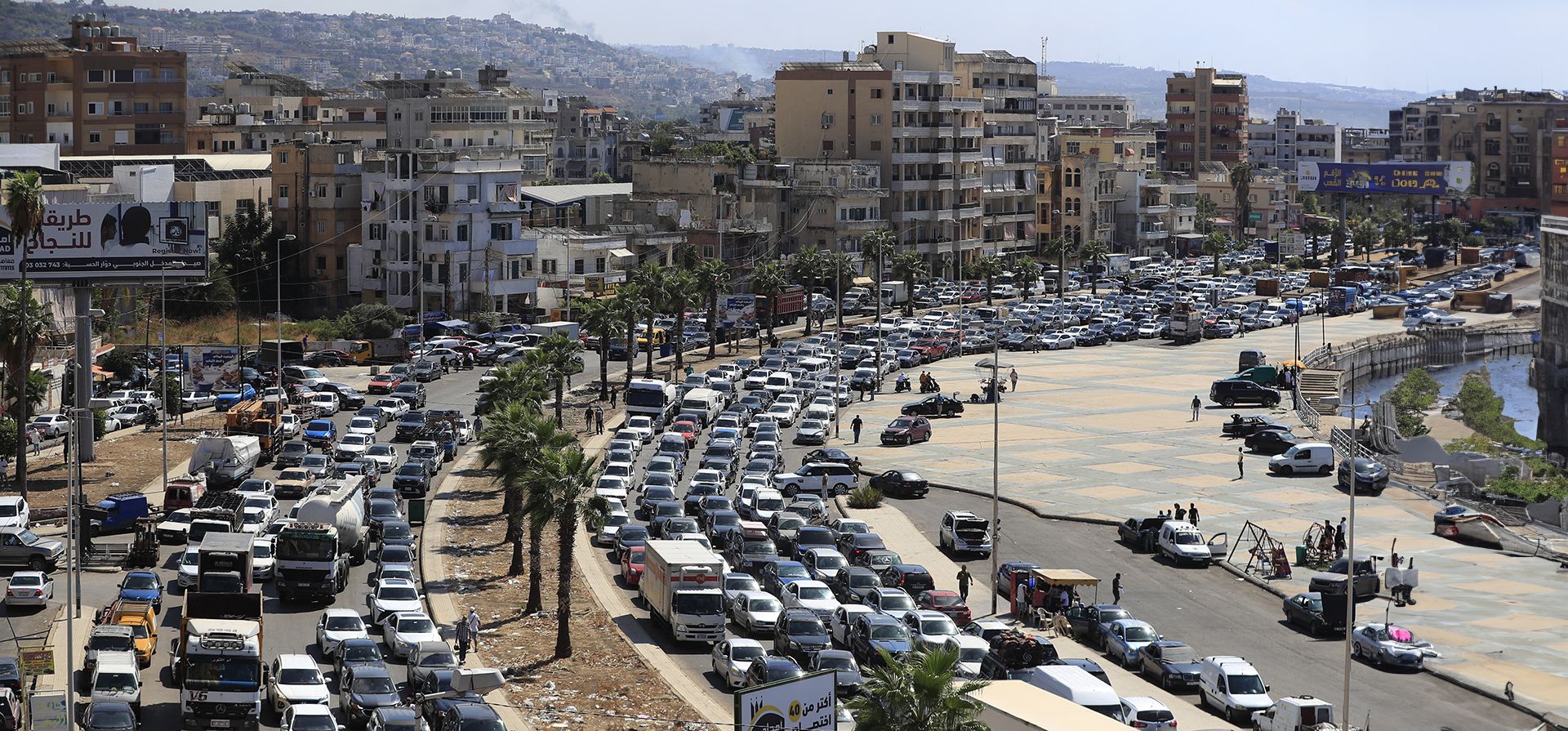 Una larga caravana de automóviles se quedan estancados en el tráfico mientras huyen de las aldeas del sur en medio de los continuos ataques aéreos israelíes, en Sidón, Líbano, el lunes 23 de septiembre de 2024. (Foto AP/Mohammed Zaatari) Una larga caravana de automóviles se quedan estancados en el tráfico mientras huyen de las aldeas del sur en medio de los continuos ataques aéreos israelíes, en Sidón, Líbano, el lunes 23 de septiembre de 2024. (Foto AP/Mohammed Zaatari)