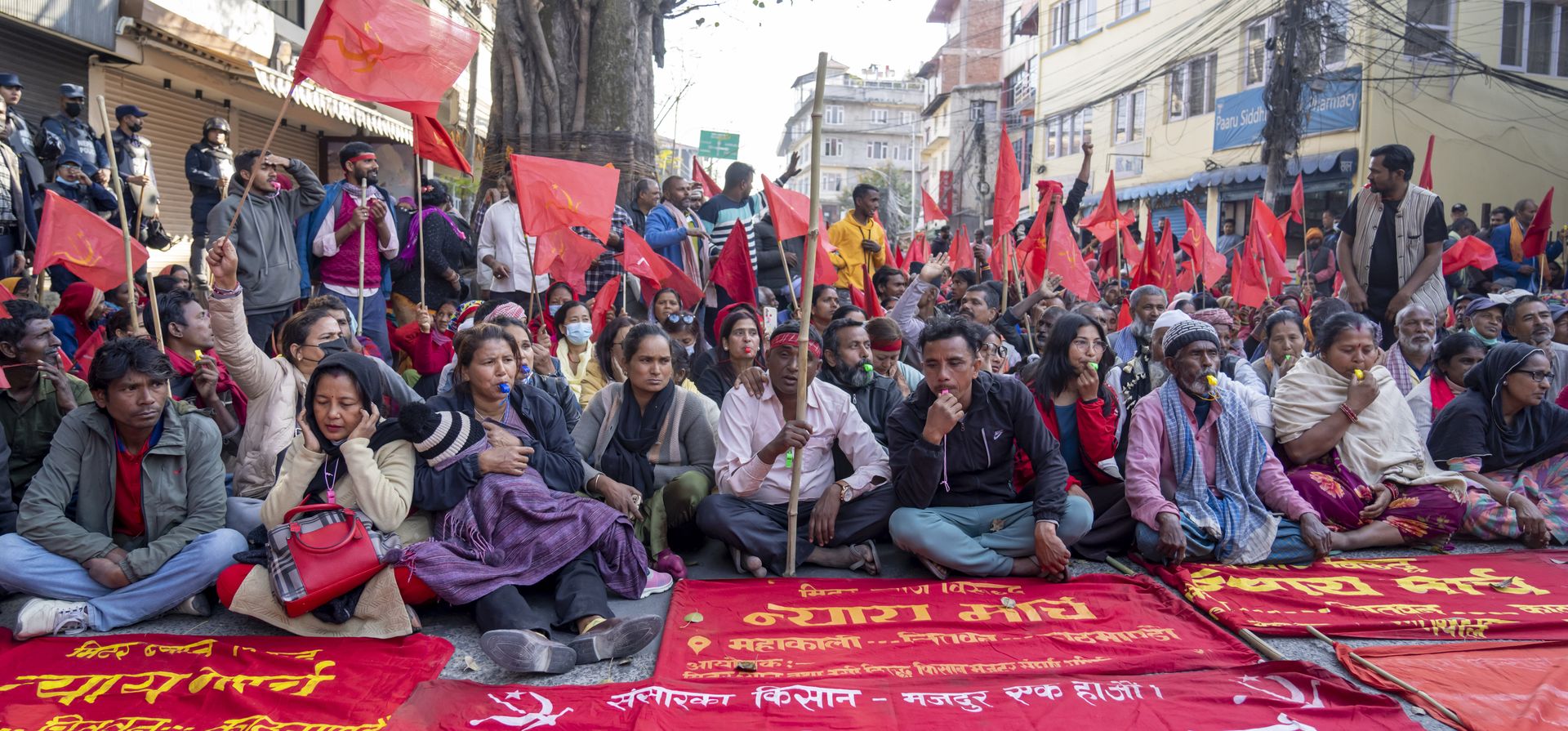 Agricultores de los distritos rurales de Nepal, protestan contra los supuestos excesos de los prestamistas privados se reúnen para una manifestarse cerca de la residencia del primer ministro en Katmandú, Nepal, el jueves 29 de febrero de 2024. Cientos de manifestantes de aldeas remotas habían caminado durante semanas para llegar en la capital para exigir que el gobierno promulgue leyes para regular a los prestamistas. (Foto AP/Niranjan Shrestha) Agricultores de los distritos rurales de Nepal, protestan contra los supuestos excesos de los prestamistas privados se reúnen para una manifestarse cerca de la residencia del primer ministro en Katmandú, Nepal, el jueves 29 de febrero de 2024. Cientos de manifestantes de aldeas remotas habían caminado durante semanas para llegar en la capital para exigir que el gobierno promulgue leyes para regular a los prestamistas. (Foto AP/Niranjan Shrestha)