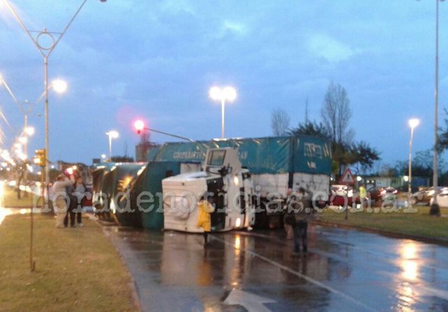 El camión volcado sobre avenida Alem./ gentileza HoradeNoticias.