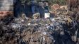 en calle don segundo sombra al final, once familias viven con riesgo de caer al vacio