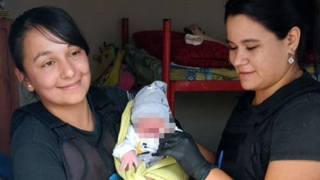 La mujer finalmente dio a luz a un varón en su casa