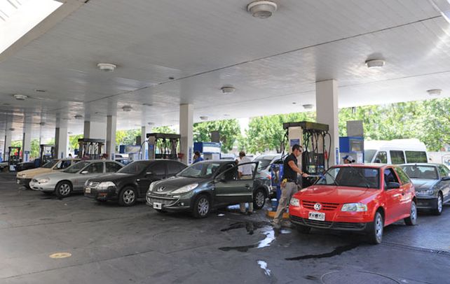 La provincia vuelve a la carga con el proyecto de una tasa a los combustibles