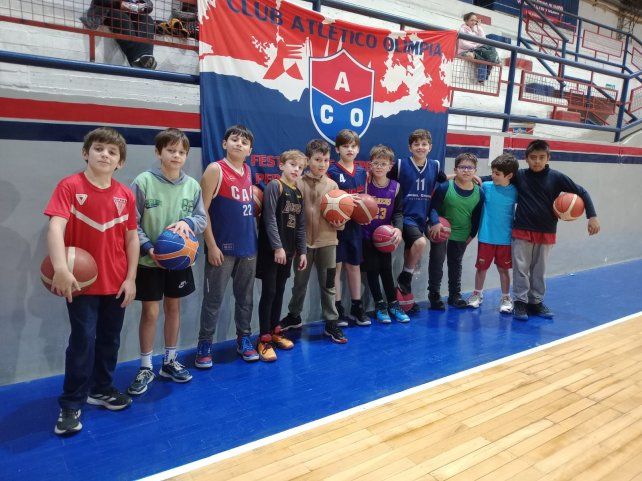 Los chicos de Olimpia preparados para jugar este domingo.