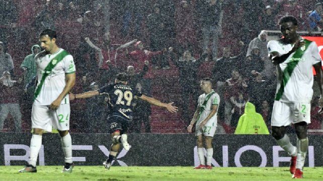 Argentinos ganó bajo la lluvia en La Paternal.