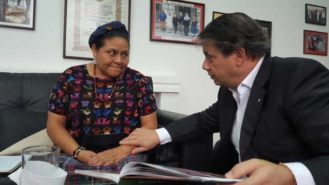 Trayectoria. Whpei con Rigoberta Menchú en Rosario en septiembre último.&nbsp;