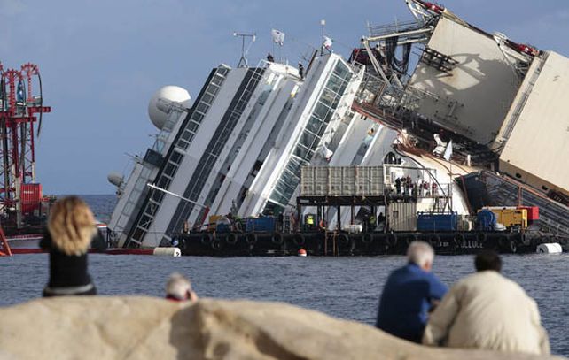 Los trabajos para reflotar el barco comenzaron esta mañana. (Fotos: AP y Reuters)