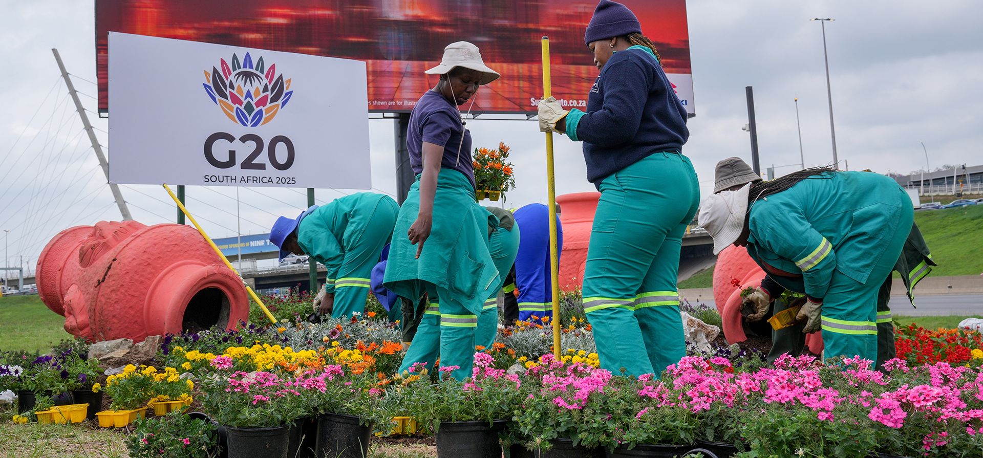 Empleados del parque municipal plantan flores a lo largo de una de las principales autopistas de Johannesburgo como parte de una importante labor de limpieza que se está llevando a cabo en previsión de la próxima cumbre del G20 que se celebrará en la capital económica sudafricana el viernes 14 de noviembre de 2025. (Foto AP/Jerome Delay) Empleados del parque municipal plantan flores a lo largo de una de las principales autopistas de Johannesburgo como parte de una importante labor de limpieza que se está llevando a cabo en previsión de la próxima cumbre del G20 que se celebrará en la capital económica sudafricana el viernes 14 de noviembre de 2025. (Foto AP/Jerome Delay)