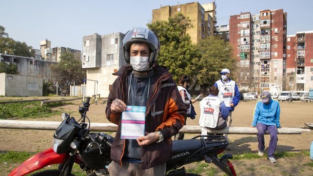 En Buenos Aires el operativo de vacunación también se realiza casa por casa.