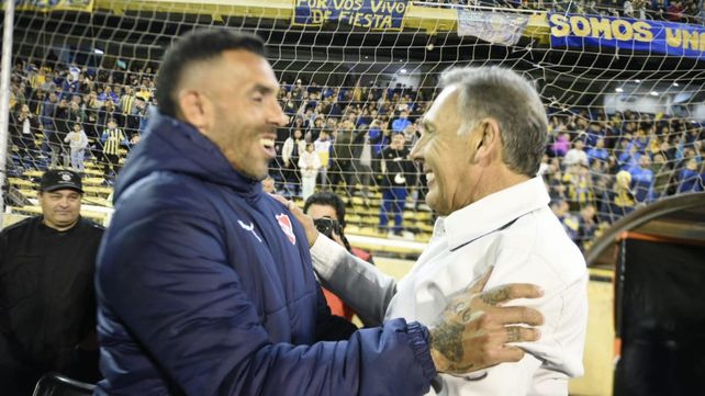 Todo sonrisas. Carlos Tevez y Miguel Angel Russo se saludaron antes del partido.