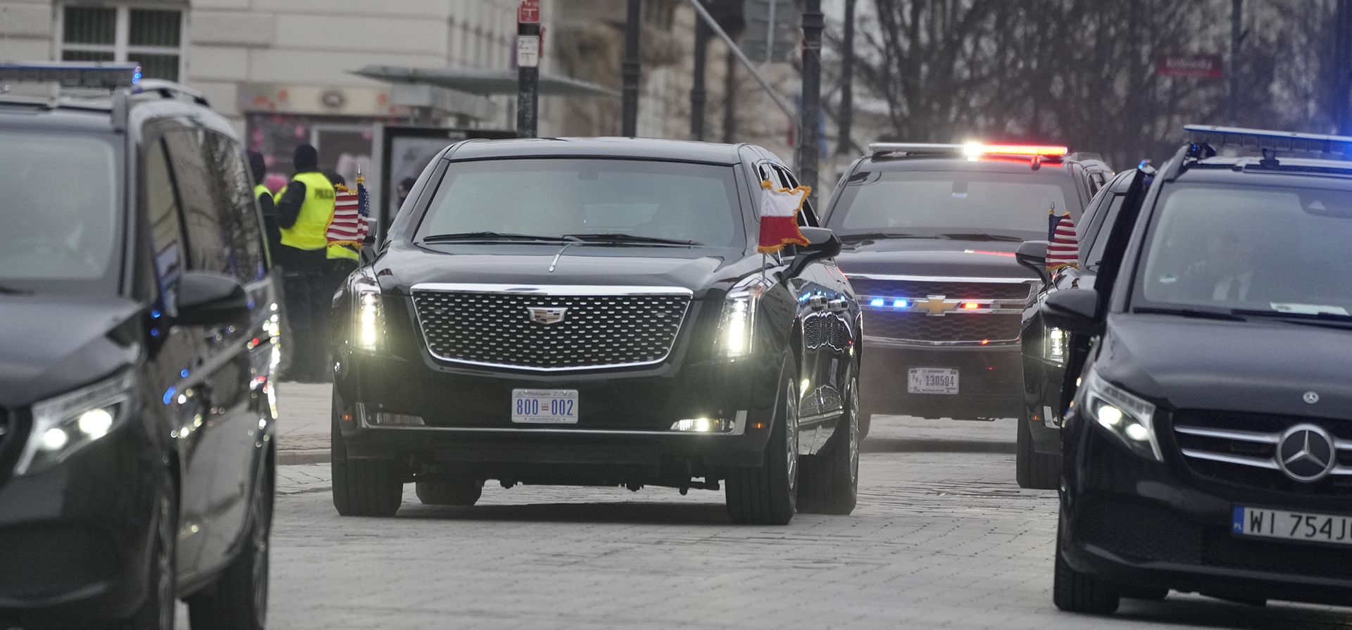 El convoy que transporta al presidente de Estados Unidos, Joe Biden, llega para una reunión con los líderes del B9 en Varsovia, Polonia, el miércoles 22 de febrero de 2023. (Foto AP/Czarek Sokolowski)