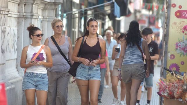 Explotaron la Peatonal y las avenidas comerciales de Santa Fe: gran afluencia de personas por las compras de Navidad