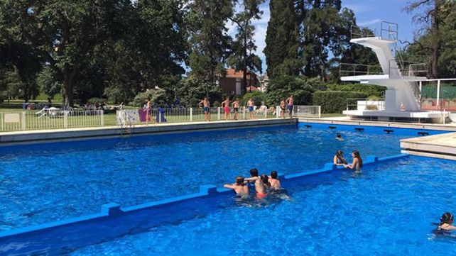 La piscina del country del Jockey Club, donde el niño de 10 años permaneció sumergido por varios minutos y luego murió a causa de la asfixia.
