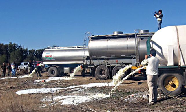 Camioneros repartirán 10 mil litros de leche gratis en Rosario y Santa Fe